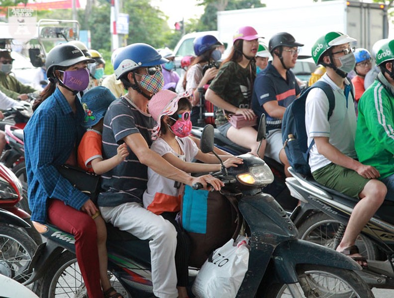 Người dân ùn ùn quay lại Hà Nội sau kỳ nghỉ lễ